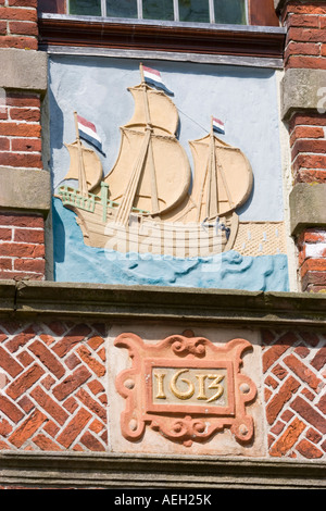 Plakette mit dem Segelschiff. Stadhuis, Rathaus Nord-Holland Niederlande 1613-Transplantat Stockfoto