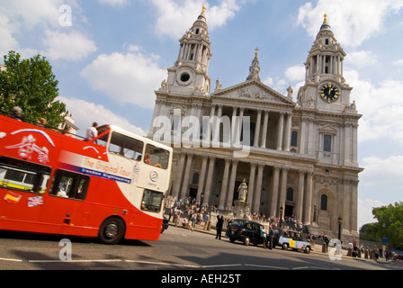 Horizontalen Weitwinkel von der Vorderseite des St Pauls Cathedral an einem sonnigen Tag Stockfoto