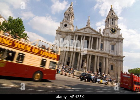 Horizontalen Weitwinkel von der Vorderseite des St Pauls Cathedral an einem sonnigen Tag Stockfoto