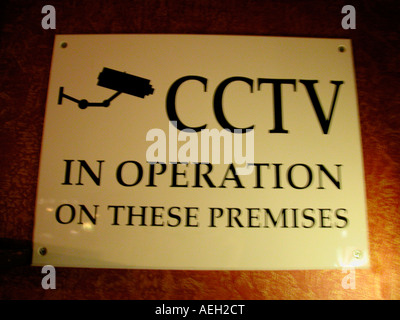 CCTV-Warnschild an der Tür in einem Londoner pub Stockfoto