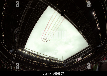 Royal Air Force Red Arrows anzeigen Team fliegen über das Millennium Stadium bei der Eröffnung 1999 Rugby World Cup Cardiff Wales UK Stockfoto