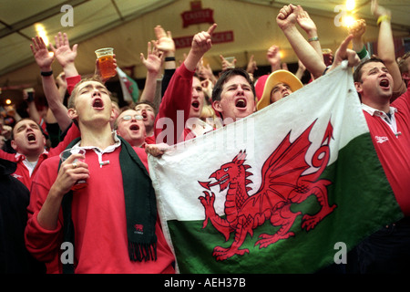 Walisischer Rugby-Fans singen gerade ein Länderspiel Wales auf einem großen Bildschirm in einem Zelt in einem Pub in Cardiff Wales UK Stockfoto