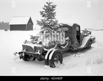 Weihnachts-Dekorationen auf alten LKW mit Schnee in der Nähe von Troja-Oregon Stockfoto