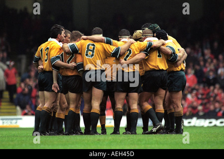 Australischer Rugbyteam Bindung vor einem Spiel mit Wales Millennium Stadion Cardiff South Wales UK Stockfoto