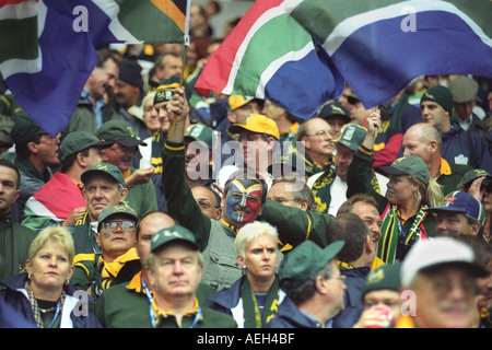 Südafrikanische Rugby-Fans zeigen Sie Unterstützung für ihr Team bei einem Länderspiel im Twickenham Stadion London England UK Stockfoto