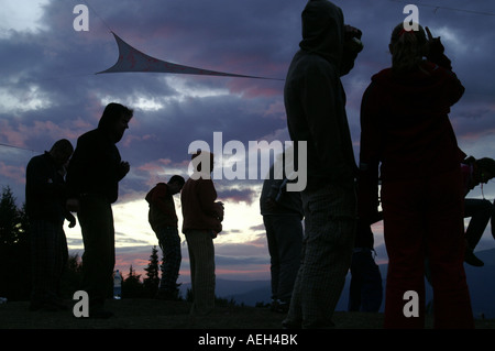 Die Jugendlichen junge Mädchen Teen Silhouette Tanzabend im Freien bei Rave-Party in der Slowakei. Stockfoto