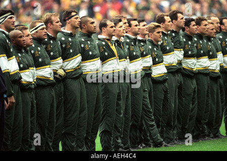 Australischer Rugby Mannschaftsaufstellung singen die Nationalhymne vor dem Länderspiel in Twickenham Stadion London England UK Stockfoto