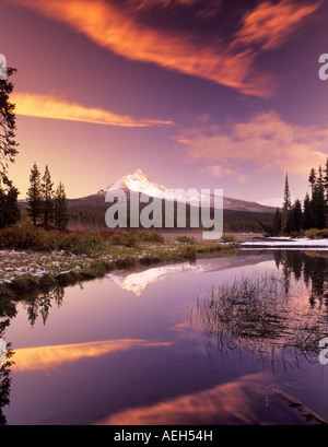Mount Washington und Big Lake mit Schnee und Sonnenuntergang Oregon Stockfoto