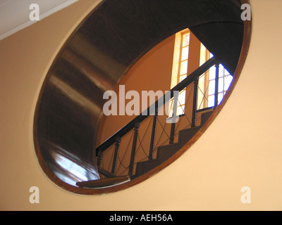 Interieur in Eltham Palace rundes Fenster. GB-GROßBRITANNIEN Stockfoto