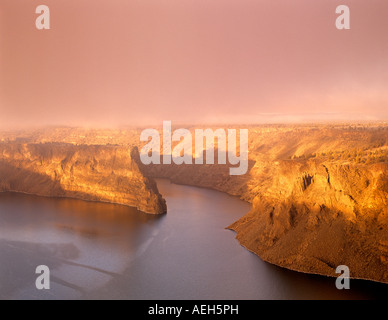 Sonnenaufgang mit Nebel am See Billy Chinook Oregon Stockfoto