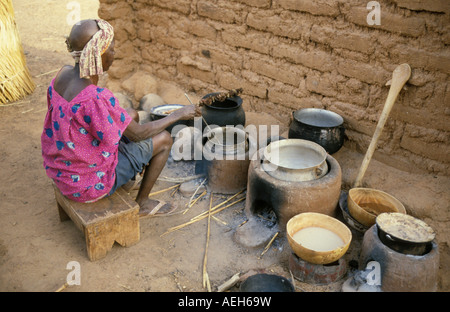 Gao Mali, Reife Frau, die Kochen Ofen spart Holz während der Dürre von 1984 und 1985 Stockfoto