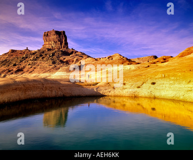 Reflexion der Felsformationen im Pool am Ufer des Lake Powell Utah Stockfoto