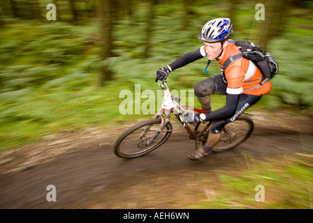 Mountian Bike Biker radeln durch Track am Kirroughtree Wald Teil des 7stanes Scotland UK Stockfoto