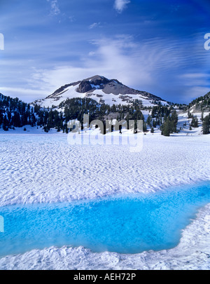 Azurblaues Wasser am Ufer des Lake Helen mit Mount Lassen California Auftauen Stockfoto