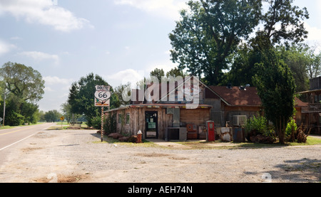 Landschaft der alten Route 66 in Arcadia, Oklahoma, USA, zeigen, ein Restaurant mit Kfz Kennzeichen abgedeckt. Stockfoto