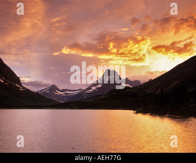 Sonnenuntergang auf Swiftcurrent Lake mit Mount Wilbur Glacier Nationalpark Montana Stockfoto