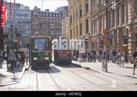 Grün-1970 s Straßenbahnen an einer belebten Haltestelle in Helsinki Finnland Stockfoto