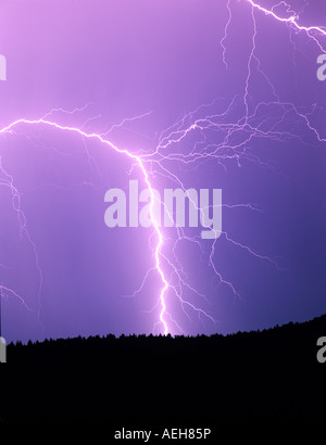 Blitzeinschlägen über Ackerland in der Nähe von Alpine Oregon Stockfoto
