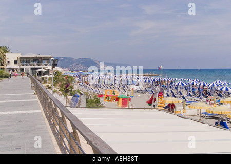Ein Blick auf das Mittelmeer in die Stadt Loano in Siesta-Zeit im Feriendorf Ligurien Italien prommenade Stockfoto