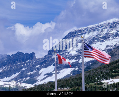 U S und Kanada Fahnen am Besucherzentrum am Logan Pass Glacier Nationalpark Montana Stockfoto