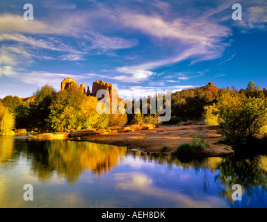 Cathedral Rock spiegelt sich in Oak Creek Arizona Stockfoto