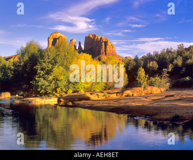 Cathedral Rock spiegelt sich in Oak Creek Arizona Stockfoto