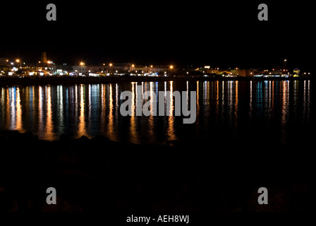 Nachtansicht des Torre San Giovanni Seehafen auf Mar Ionio, Torre San Giovanni, Ugento, Lecce, Apulien, Italien. Stockfoto