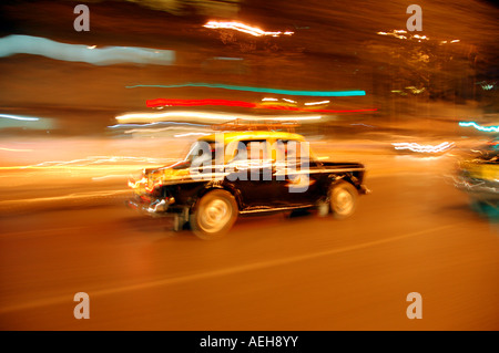 Taxi schnell durch Mumbai / Bombay in Indien, in der Nacht Stockfoto