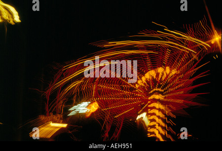 Karussell in Bewegung in der Nacht auf dem Oktoberfest München Bayern Deutschland Europa. Foto: Willy Matheisl Stockfoto