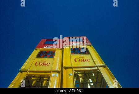 Stapel von Cola Flasche Behälter. Foto: Willy Matheisl Stockfoto