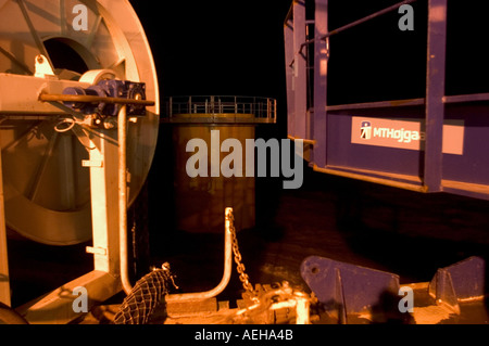 Nacht-Bild von der vom Deck der Auflösung Jackup Schiff Übergangsstück auf der Seeregenpfeifer Wohnungen Windpark aus Whi Stockfoto