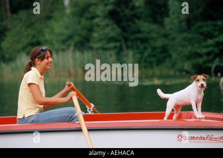 Frau mit Parson jack Russel Terrier Hund in einem Ruderboot Stockfoto