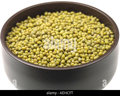 Schüssel mit gesunden vegetarischen getrocknet Mung Bohnen Bereit für Kochen gegen einen weißen Hintergrund mit keine Personen 0,81 einen Freistellungspfad Stockfoto