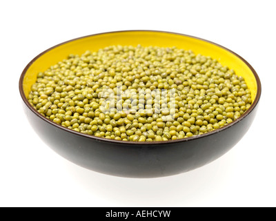 Schüssel mit gesunden vegetarischen getrocknet Mung Bohnen Bereit für Kochen gegen einen weißen Hintergrund mit keine Personen 0,81 einen Freistellungspfad Stockfoto