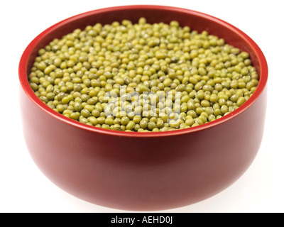 Schüssel mit gesunden vegetarischen getrocknet Mung Bohnen Bereit für Kochen gegen einen weißen Hintergrund mit keine Personen 0,81 einen Freistellungspfad Stockfoto