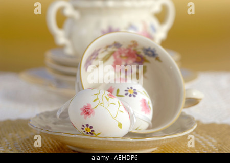 Ostereier und Kaffeetassen Stockfoto