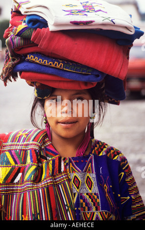 Antigua Guatemala junge Dame verkaufen und Tuniken Hupils gewebt Stockfoto