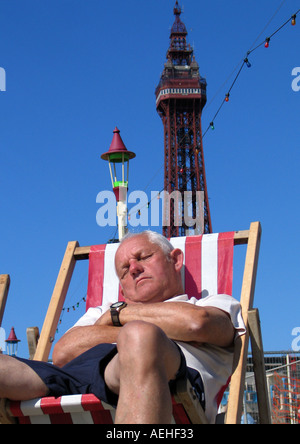 Mann schlafend im Liegestuhl auf Blackpool Promenade Stockfoto