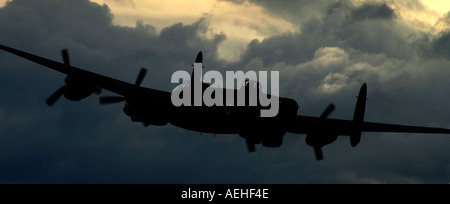 Ein WWII Lancaster-Bomber der Schlacht of Britain Memorial Flight gegen einen stürmischen Himmel. Stockfoto