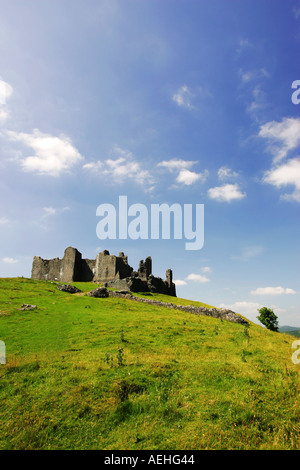 Famous Welsh Burg Position Cennen sitzt auf einem üppigen grünen Berg mit perfekten blauen Himmel GB Großbritannien Stockfoto