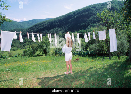 Mädchen, Tuch auf Seil Stockfoto