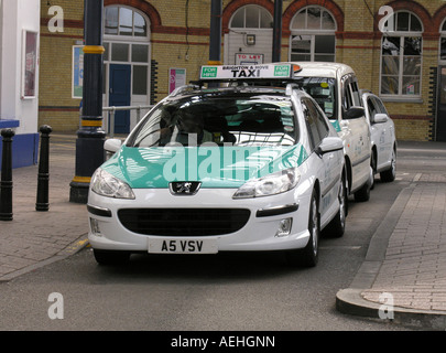 Taxis vor Brighton Station East Sussex warten auf Passagiere Stockfoto
