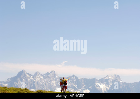 Österreich, Salzburger Land, älteres paar Wandern, Rückansicht Stockfoto