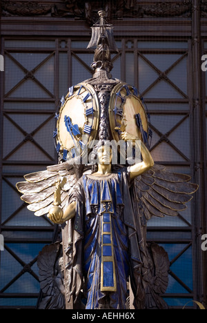 Königin der Zeit Statue auf Kaufhaus Selfridges Oxford Street London UK Stockfoto