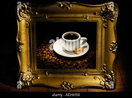 Schwarzen Kaffee auf Kaffeebohnen in einem frame Stockfoto