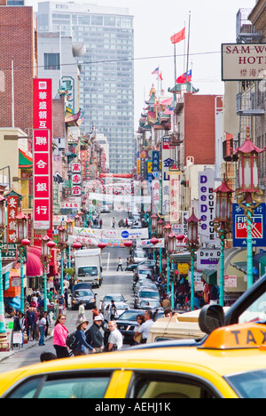 Blick auf Straße und Taxi in Chinatown San Francisco Kalifornien, USA Stockfoto