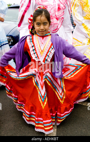 Nachdenklich Chicana Mädchen 6 Jahre in mexikanischen Parade Kostüm gekleidet. Cinco De Mayo Fiesta. "St. Paul" Minnesota USA Stockfoto