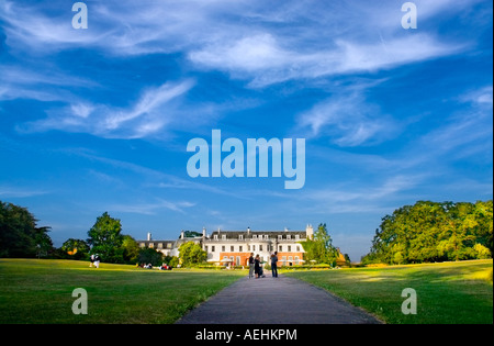 Besucher genießen eine warme sonnige Wetter im Cannizaro House / Hotel / Park Stockfoto