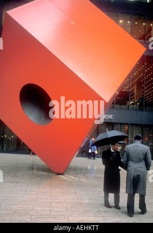 Isamus rote Würfel Skulptur befindet sich vor 140 Broadway, zwischen Liberty und Cedar Street Stockfoto