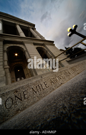 Der Mile High City. Schritte des Colorado State Capitol in Denver mit der offiziellen Inschrift eine Meile über dem Meeresspiegel. Stockfoto